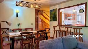 uma sala de jantar com mesa e cadeiras em Amplia Casa Familiar en Condominio Privado em Pucón