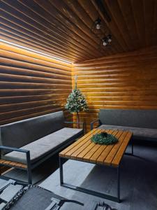 Habitación con 2 sofás y mesa de centro. en Ubytovanie u Karasa, en Vitanová