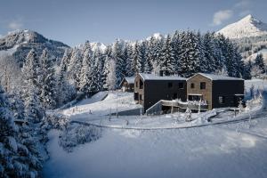 Modernes Architektur-Chalet mit Alpenpanorama om vinteren