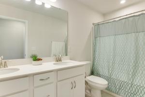 3 Mi to Lake Wylie! Modern Charlotte Townhome في Pine Harbor: حمام مع حوض ومرحاض ودش +22 صورة