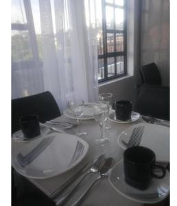 una mesa con platos y utensilios encima en El mirador Raquira centro, en Ráquira