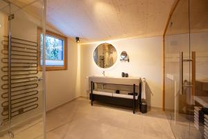 Et badeværelse på Modernes Architektur-Chalet mit Alpenpanorama