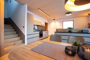 Køkken eller tekøkken på Modernes Architektur-Chalet mit Alpenpanorama + 11 billeder