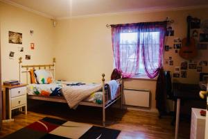 Postel nebo postele na pokoji v ubytování Spacious Modern Villa, Near Nature in Stuvsta