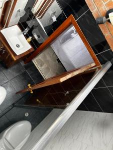 un baño con lavabo e inodoro en Tikki Lua, en Cota