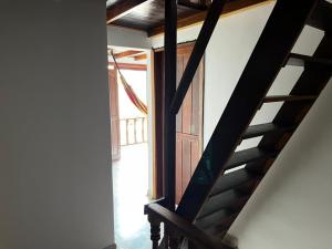 escalera con puerta de madera y ventana en Tikki Lua, en Cota