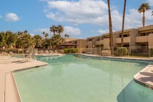 Swimmingpoolen hos eller tæt på Mtn-View Condo with Pool Access in Palm Springs!