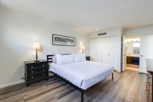 En eller flere senge i et værelse på Mtn-View Condo with Pool Access in Palm Springs! + 18 billeder