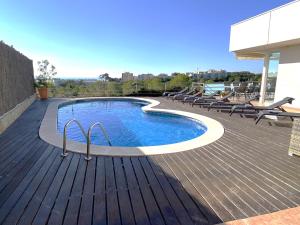 una piscina sul ponte di un edificio di Villa Med A 2 kilometros andando de la playa, del puerto de Aguadoç y a 4 del centro de Sitges Muy Soleada todo el dia Capacidad superior a 16 personas NO REQUIERE COCHE a Sitges Altre 42 foto