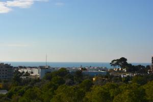 vista sulla città dalla parte superiore di Villa Med A 2 kilometros andando de la playa, del puerto de Aguadoç y a 4 del centro de Sitges Muy Soleada todo el dia Capacidad superior a 16 personas NO REQUIERE COCHE a Sitges