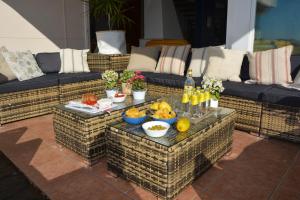 un tavolino con ciotole di cibo sopra di Villa Med A 2 kilometros andando de la playa, del puerto de Aguadoç y a 4 del centro de Sitges Muy Soleada todo el dia Capacidad superior a 16 personas NO REQUIERE COCHE a Sitges