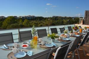 un tavolo con piatti di cibo su un balcone di Villa Med A 2 kilometros andando de la playa, del puerto de Aguadoç y a 4 del centro de Sitges Muy Soleada todo el dia Capacidad superior a 16 personas NO REQUIERE COCHE a Sitges