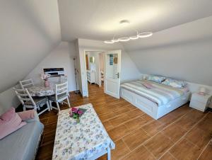 Ένα ή περισσότερα κρεβάτια σε δωμάτιο στο Gemütliche 2-Zimmer-Ferienwohnung mit Garten