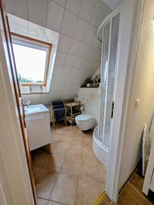 Ένα μπάνιο στο Gemütliche 2-Zimmer-Ferienwohnung mit Garten +4 φωτογραφίες