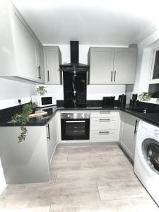 Η κουζίνα ή μικρή κουζίνα στο Modern 3 Bed +5 φωτογραφίες