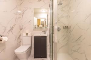 Et badeværelse på Whitegates Hotel