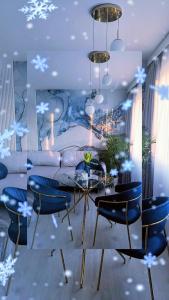 Posezení v ubytování Blue Royal Luxury Apartment z HBO Max