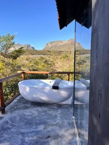 uma banheira em uma varanda com vista em ConstelacaodaChapada em Ibicoara