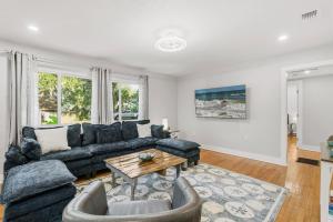 una sala de estar con un sofá y una mesa en Happy Ours, en New Smyrna Beach