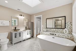 Un baño con bañera, inodoro y lavabo. en Happy Ours, en New Smyrna Beach 43 fotos más