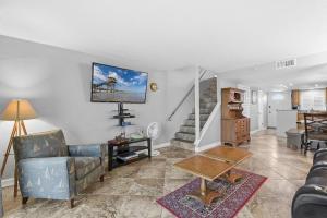 een woonkamer met een bank en een tafel bij Zodiac 4 in Halifax Estates