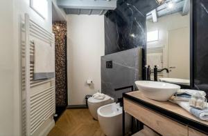 Thea- Duomo Centro storico في مونزا: حمام فيه مغسلتين ومرحاض +8 صور