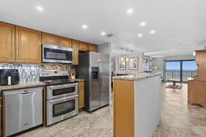 een keuken met roestvrijstalen apparatuur en een balkon bij Zodiac 4 in Halifax Estates