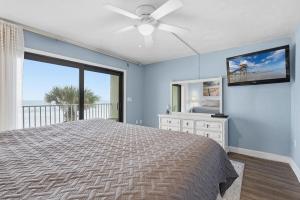 een slaapkamer met een bed en een groot raam bij Zodiac 4 in Halifax Estates +57 foto's