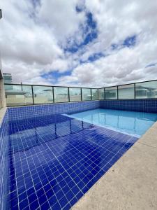 a swimming pool on the roof of a building at Apto com Estilo e Conforto no Centro in Petrolina