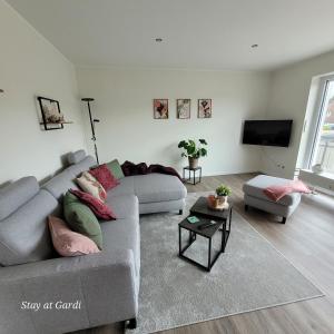 ein Wohnzimmer mit Sofa und Fernseher in der Unterkunft Stay at Gardi - Ferienwohnung in Bocholt + 34 Fotos