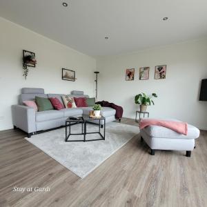 ein Wohnzimmer mit zwei Sofas und einem Tisch in der Unterkunft Stay at Gardi - Ferienwohnung in Bocholt