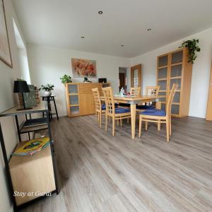 eine Küche und ein Esszimmer mit Tisch und Stühlen in der Unterkunft Stay at Gardi - Ferienwohnung in Bocholt