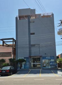 un edificio con un coche aparcado delante en Bueno Palace Hotel, en Macapá