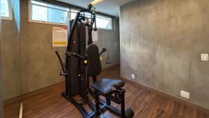 Zimmer mit Fitnessraum und Trainingsgerät in der Unterkunft Flat com Piscina, Academia e Sauna em Aguas Claras in Águas Claras
