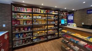 einen Lebensmittelladen mit vielen Speisen und Getränken in der Unterkunft Flat com Piscina, Academia e Sauna em Aguas Claras in Águas Claras