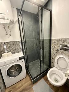 Et badeværelse på Комфортная современная студия в центре + 37 billeder