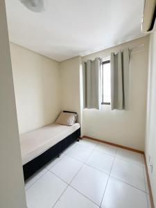 a small room with a bed and a window at Apto com Estilo e Conforto no Centro in Petrolina +19 photos