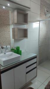 Ένα μπάνιο στο Casa Alegre Beach House