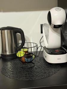 Apartman TONKA Vinkovci - novouređeni apartman u centru Vinkovaca في فينكوفسي: ماكينة صنع القهوة موضوعة فوق المنضدة