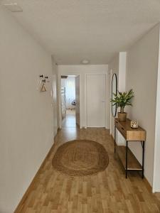 een lege woonkamer met een tafel en een tapijt bij Summit View Apartment in Spiez