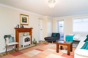 Χώρος καθιστικού στο 2BR Hotel-Style Near Beach, Free Parking, Sleeps 4