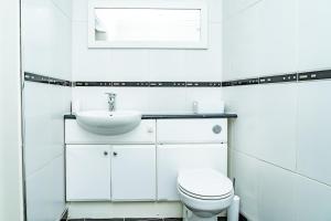 Ένα μπάνιο στο 2BR Hotel-Style Near Beach, Free Parking, Sleeps 4 +16 φωτογραφίες