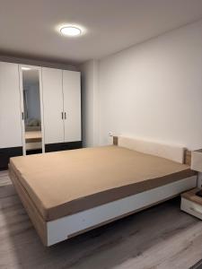 Comfort Apartment في Denkendorf: غرفة نوم بها سرير كبير في الغرفة