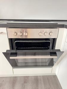 Comfort Apartment في Denkendorf: مطبخ مع فرن في مطبخ ابيض