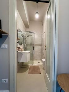 Et badeværelse på Decebal Relax Room