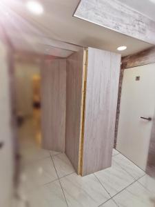 イーペルにあるVakantiehuis HA1の廊下(木製のドア2つ付) +7枚の写真