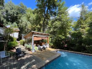 Cabañas lo de Victoria في فيلتشيس: حديقه خلفيه وسطح خشبي ومسبح