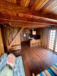 Giường trong phòng chung tại Casa ROOTS