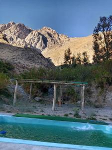 Hermoso domo privado para 2 personas con piscina y tinaja- Cochiguaz- Valle de Elqui في بايهوانو: مسبح وسط جبل