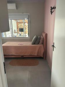 a bed in a room with a window at Casa com piscina in Tramandaí